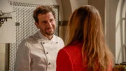 Arthur (Vivian Frey l.) und Svenja (Lea Marlen Woitack r.) sind im Umgang mit Till und im Carlas ein gutes Team. Auch wenn Gunter sich nicht auf Arthurs Menü-Konzept einlässt, kann Arthur (Vivian Frey l.) seine Gefühle Svenja (Lea Marlen Woitack r.) gegenüber nicht länger zurückhalten...