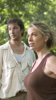 Begleitet von seinem weiblichen Bodyguard Nicole Noone (Sonya Walger, re.) führt die Jagd nach der heiligen Lanze Flynn Carsen (Noah Wyle) über den ganzen Erdball, durch die undurchdringlichen Wälder des Amazonas bis in die abgelegenen Täler des Himalaya. Begleitet von seinem weiblichen Bodyguard Nicole Noone (Sonya Walger, re.) führt die Jagd nach der heiligen Lanze Flynn Carsen (Noah Wyle) über den ganzen Erdball, durch die undurchdringlichen Wälder des Amazonas bis in die abgelegenen Täler des Himalaya.