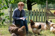 Tadeo (Kajetan Filip Simon) hält Wache bei seinem Lieblingshuhn Allekto. Ein wilder Hund hat schon ein anderes Huhn gerissen.