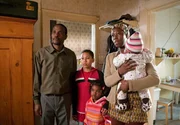 Familie Mbege (Alois Moyo, Davin Akko, Tracy Osei, Dayan Kodua, Joyce Lyn Osei, v.l.n.r.) lebt illegal in Deutschland. Als die Polizei wegen Diebstahls hinter dem kleinen Noah her ist, warnt Gregor Ehrenberg die Familie und versteckt sie erst einmal in einer Pension.
