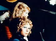 Brisba (Judy Geeson) und Iruns (Uschi Mellin) machen sich auf den Weg zur Erde.