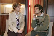 Lisa (Alexandra Neldel, l.) findet in Rokko (Manuel Cortez, r.) einen guten Zuhörer. - (Dieses Foto von Alexandra Neldel darf nur in Zusammenhang mit der Berichterstattung über die Serie "Verliebt in Berlin" veröffentlicht und verbreitet werden.)
