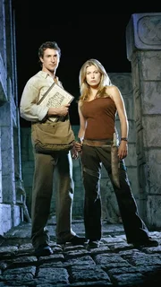 Flynn Carsen (Noah Wyle) und Nicole Noone (Sonya Walger, re.) sind auf der Jagd nach einer sagenhaften Reliquie. Nicole hilft dem Langzeitstudent Flynn mit ihren k&ouml;rperlichen Geschick - er ist der Kopf, sie hat die Muskeln. Zusammen retten sie die Welt.