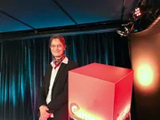 Diesmal erläutert die Volkswirtschaftlerin Prof. Dr. Karen Pittel (im Bild) vom Ifo Leibniz-Institut an der Universität München, welche Bedeutung Fairness beim Klimaschutz hat. Und der Chemiker Dr. Frederik Wurm vom Max-Planck-Institut für Polymerforschung Mainz hat herausgefunden, wie man mit biologisch abbaubaren Nano-Trägern den Pestizideinsatz in der Landwirtschaft verringern kann.