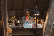 Konrad Kujau (Moritz Bleibtreu) in seiner Fälscherwerkstatt.