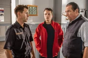 Ben Stöger (Johannes Meister, Mitte) wurde zur Vernehmung ins Kommissariat einbestellt. Beissl (Andreas Giebel, rechts) rügt Max (Nepo Fitz, links) vor dem Verdächtigen.