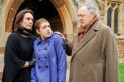Der Gutsherr Augustus Mortmaigne (Richard Johnson, r.) und seine Frau Selina (Juliet Aubrey) haben Briony Grahame (Georgia Groome), die Tochter des ermordeten Gutsverwalters, in ihre Obhut genommen.