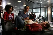 Ausgerechnet in den Räumen der Redaktion setzen bei Marla (Nina Gummich, r.) die ersten Wehen ein. Für Harald (Hannes Jaenicke, M.) ist dies die einmalige Chance, dem Chefredakteur ein Ultimatum zu stellen: entweder ein Arbeitsvertrag oder eine Geburt auf dem Schreibtisch!