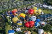 Es ist ein Ballonfestival der Extraklasse. Seit 1986 treffen sich begeisterte Ballonfahrer im Sauerland zur "Warsteiner Internationale Montgolfiade". - Nordrhein-Westfalen, Warstein: Ballons werden vor dem ersten Massenstart bei der 30. Warsteiner Internationalen Montgolfiade zum Abflug vorbereitet.