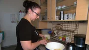 Jenny (38) ist im Geburtstagsfieber. In nur ein paar Tagen wird sie ein Jahr älter und davor gibt es noch einiges vorzubereiten..