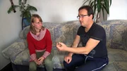 Nico und Jessica leben von knapp 500 Euro im Monat. Plötzlich flattert ein Angebot vom Jobcenter in die Stube. Der Weg zurück ins Arbeitsleben für Nico?