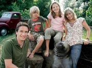 Fischerin Anne (Gesine Cukrowski, rechts) freut sich, dass ihr Freund Thomas (Oliver Mommsen, links) mit seinen Kindern Nele (Anja St&uuml;hrk) und Moritz (Franz Anton Kross) endlich zu ihr und ihrer Robbe William zieht.