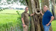 Im kleinen Ort Parrega besucht Björn Freitag (r) Jäger Tiede Haringsma und seine Frau Grace. Tiede bejagt Wildgänse, deren steigende Population für Landwirte zunehmend zum Problem wird.