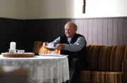 Pfarrer Kurz (Hans Stadlbauer) genießt ein kleines Päuschen.