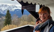 Julia Ortner auf Balkon des Berggasthofes Eckbauer.