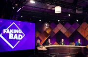 In &bdquo;FAKING BAD &ndash; Besser als die Wahrheit&ldquo; l&auml;dt Moderator und Gastgeber Oliver Kalkofe (2.v.l.) zum gro&szlig;en L&uuml;gen ein. Hier mit seinen G&auml;sten: v.l.n.r. Laura Larsson, Michael Mittermeier und Olaf Schubert.