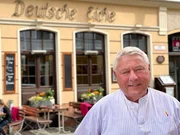 Dietmar Holzapfel vor der Deutsche Eiche.