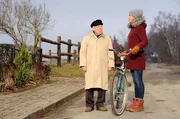 Willi Karlfeld (Jochen Stern, l.) wird von Klara (Wolke Hegenbarth, r.) bis zu seinem Haus begleitet.