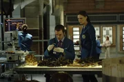 Dr. Addy (Eric Millegan, l.); Dr. Brennan (Emily Deschanel, r.)