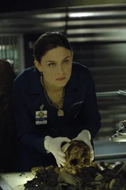 Brennan (Emily Deschanel) untersucht den skelettierten Schädel des Opfers aus der Zeitkapsel und kann den Mann identifizieren. Doch wer hat ihn vor vielen Jahren umgebracht?