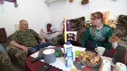 In Bremerhaven Lehe lebt das Paar Jessica (35) und Olaf (50) gemeinsam mit ihren fünf Katzen und einem Hund. Die beiden beziehen Hartz IV.