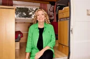 Camping mit Bettina Tietjen – das bedeutet nicht nur die schönsten Aussichten und Lagerfeuerromantik, sondern immer auch unerwartete Ereignisse. Zusammen mit ihren prominenten Mitreisenden, dem Handballweltmeister Pascal "Pommes" Hens, der humorvollen Ariana Baborie, Ex-Box-Champ Axel Schulz, Schauspieler Leo Reisinger und der stets fröhlichen Isabel Varell wird die Reise zu einem unvergesslichen Erlebnis.