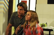 Valentina erzählt stolz, dass sie bis spät nachts wach war. Von links: Sebastian Wildner (Herbert Ulrich) und Valentina Götz (Lilly Reulein).