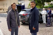 Capo Matteo Zanchetti (Tobias Oertel, vorne, r.) und Kommissar Jonas Kerschbaumer (Gabriel Raab, li.) haben Spannungen.