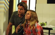 Valentina ist ganz stolz, dass sie erst spät ins Bett gegangen ist. Von links: Sebastian Wildner (Herbert Ulrich) und Valentina Götz (Lilly Reulein).