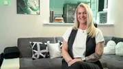 Doris, 50, Service-Assistentin aus Wien, ist alles, nur nicht langweilig. In ihrer Wohnung lebten einst Vogelspinnen, Skorpione, ein Leguan und Bartagame. Für sie ist es weniger Liebe als Faszination. Mittlerweile sind ihre Lieblinge Teil der Dekoration, wie man in ihrem „Liebesg’schichten-Portrait“ sieht: „Die Vogelspinne ist getrocknet und die Skorpione hab ich lackiert.“ Wenn der neue Partner von den Krabbeltieren nicht so begeistert ist, wäre das auch kein Problem. „Sollte mich wirklich der Blitz treffen – dann räum ich sie halt weg“, sagt sie. Ihr Traummann soll: „genau wie ich sein – nur in männlich.“ Humorvoll, direkt, gesellig, ein bisserl jünger vielleicht. Darf er auch älter sein? „Nein, das geht nicht wirklich“, erzählt sie. Glatze? Muss nicht sein. Lieber ein flotter Kurzhaarschnitt und ein gepflegter Bart. Männer mit langer Mähne sagen ihr nicht zu: „Wir sind ja nicht mehr in den 70er Jahren.“ Seit acht Jahren ist Doris Single. Nach der Scheidung gab es noch drei längere Beziehungen, leider sind sie gescheitert. Jetzt ist sie wieder auf der Suche. Verliebtsein ist für die Wienerin: „Wie ein Biss in Schokolade – eine Geschmacksexplosion. Ein echter Genuss.“ Doris wünscht sich Respekt, Wertschätzung – und einen Mann, der mit ihrer Energie mithalten kann. Doris, 50, Service-Assistentin aus Wien, ist alles, nur nicht langweilig. In ihrer Wohnung lebten einst Vogelspinnen, Skorpione, ein Leguan und Bartagame. Für sie ist es weniger Liebe als Faszination. Mittlerweile sind ihre Lieblinge Teil der Dekoration, wie man in ihrem „Liebesg’schichten-Portrait“ sieht: „Die Vogelspinne ist getrocknet und die Skorpione hab ich lackiert.“ Wenn der neue Partner von den Krabbeltieren nicht so begeistert ist, wäre das auch kein Problem. „Sollte mich wirklich der Blitz treffen – dann räum ich sie halt weg“, sagt sie. Ihr Traummann soll: „genau wie ich sein – nur in männlich.“ Humorvoll, direkt, gesellig, ein bisserl jünger vielleicht. Darf er auch älter sein? „Nein, das geht nicht wirklich“, erzählt sie. Glatze? Muss nicht sein. Lieber ein flotter Kurzhaarschnitt und ein gepflegter Bart. Männer mit langer Mähne sagen ihr nicht zu: „Wir sind ja nicht mehr in den 70er Jahren.“ Seit acht Jahren ist Doris Single. Nach der Scheidung gab es noch drei längere Beziehungen, leider sind sie gescheitert. Jetzt ist sie wieder auf der Suche. Verliebtsein ist für die Wienerin: „Wie ein Biss in Schokolade – eine Geschmacksexplosion. Ein echter Genuss.“ Doris wünscht sich Respekt, Wertschätzung – und einen Mann, der mit ihrer Energie mithalten kann.