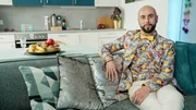 Patrick, 39, Friseur aus Wien, bringt Farbe ins Leben. Nicht nur mit seinem Beruf, sondern auch mit seinem Kleiderschrank: „Wenn mein neuer Partner keine bunten Sakkos mag – das wird dramatisch. Da muss er sich dann ganz schnell dran gewöhnen.“ Sein Markenzeichen: Glatze und Bart: „Ich steh zu meinem Alter, bin 39, aber man soll’s nicht auf den ersten Blick sehen. Deswegen helfe ich etwas mit Botox nach.“ Sein Traumprinz sollte zirka so groß wie er selbst sein, er ist 1,86 Meter. Er soll maskulin und selbstbewusst sein. „Ein Gentleman am Tag und ein wilder Hund in der Nacht“, lacht der Wiener. Muskeln dürfen, müssen aber nicht sein. Die Ausstrahlung zählt für den neuen Mann im Leben des Friseurs. Mit 21 Jahren veränderte ein schwerer Unfall sein Leben: „Ich hatte eine Gehirnblutung und bin dadurch auf den U-Bahn Schienen gelandet. Das hat leider niemand mitbekommen, da es mitten in der Nacht war und in der Station niemand anderes war.“ Zurück blieb eine Beinprothese des Unterschenkels, sein Leben beschreibt er als ‚anders‘: „Ich dusche im Sitzen, tanze aber genau wie jeder andere auf Festivals – mein Leben ist anders, aber genauso lebenswert. Ich sehe mich selbst nicht als behindert.“ Die Mutter war und ist seine stärkste Stütze: „Sie hat mich gut hinbekommen“, sagt er und lacht. Und sie freut sich, dass er jetzt bei den „Liebesg’schichten“ sitzt. Seit sieben Jahren ist Patrick Single und wünscht sich einen ehrlichen Partner – mit einem Hauch Magie. „Ich bin mit Disney-Filmen aufgewachsen. Ich wünsche mir den Wow-Effekt und ein bisschen mehr Disney in meinem Leben“, zwinkert er mit einem Schmunzeln. Patrick, 39, Friseur aus Wien, bringt Farbe ins Leben. Nicht nur mit seinem Beruf, sondern auch mit seinem Kleiderschrank: „Wenn mein neuer Partner keine bunten Sakkos mag – das wird dramatisch. Da muss er sich dann ganz schnell dran gewöhnen.“ Sein Markenzeichen: Glatze und Bart: „Ich steh zu meinem Alter, bin 39, aber man soll’s nicht auf den ersten Blick sehen. Deswegen helfe ich etwas mit Botox nach.“ Sein Traumprinz sollte zirka so groß wie er selbst sein, er ist 1,86 Meter. Er soll maskulin und selbstbewusst sein. „Ein Gentleman am Tag und ein wilder Hund in der Nacht“, lacht der Wiener. Muskeln dürfen, müssen aber nicht sein. Die Ausstrahlung zählt für den neuen Mann im Leben des Friseurs. Mit 21 Jahren veränderte ein schwerer Unfall sein Leben: „Ich hatte eine Gehirnblutung und bin dadurch auf den U-Bahn Schienen gelandet. Das hat leider niemand mitbekommen, da es mitten in der Nacht war und in der Station niemand anderes war.“ Zurück blieb eine Beinprothese des Unterschenkels, sein Leben beschreibt er als ‚anders‘: „Ich dusche im Sitzen, tanze aber genau wie jeder andere auf Festivals – mein Leben ist anders, aber genauso lebenswert. Ich sehe mich selbst nicht als behindert.“ Die Mutter war und ist seine stärkste Stütze: „Sie hat mich gut hinbekommen“, sagt er und lacht. Und sie freut sich, dass er jetzt bei den „Liebesg’schichten“ sitzt. Seit sieben Jahren ist Patrick Single und wünscht sich einen ehrlichen Partner – mit einem Hauch Magie. „Ich bin mit Disney-Filmen aufgewachsen. Ich wünsche mir den Wow-Effekt und ein bisschen mehr Disney in meinem Leben“, zwinkert er mit einem Schmunzeln.
