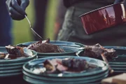 Die Grillteller für die Mosher werden angerichtet.