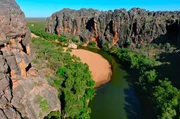 Am südlichen Rand der Kimberley-Region ragt ein Korallenriff aus dem Wüstenboden – der Lennard River teilt das kleine Gebirge.