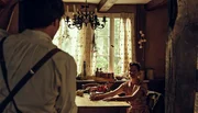 Lore (Judith Sehrbrock) trifft in ihren Erinnerungen auf Arman (Francois Goeske).