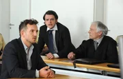 Flori bezeichnet Lex als Lügner, als der ihn vor Gericht beschuldigt. Von links: Lex (Sebastian Gerold), Florian Brunner (Tommy Schwimmer) und Florians Anwalt (Gerhard Acktun).
