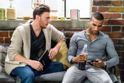 Moritz (Tijan Njie, r.) glaubt im Gespräch mit Ronny (Bela Klentze) nicht, dass Niclas ihm noch eine Chance gibt.