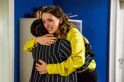 Jenny (Kaja Schmidt-Tychsen, r.) befürchtet, dass Deniz ihr nicht verzeihen wird. Verzweifelt sucht sie Trost bei Vanessa (Julia Augustin).