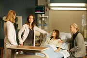 Amber (Anne Dudek, l.) und Dreizehn (Olivia Wilde, 2.v.l.) versuchen herauszufinden, was Irene (Azura Skye, lieg.) fehlt. Connie (Caroline Hartfelt, r.) macht sich große Sorgen um das Mädchen.
