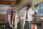 Nicht nur bei den letzten Bewerbern herrscht große Nervosität, auch House (Hugh Laurie, l.) ist sehr gereizt, was Cole (Edi Gathegi, r.) besonders zu spüren bekommt. Kutner (Kal Penn) beobachtet die beiden.