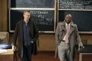 Dr. House (Hugh Laurie, l.) mit Dr. Foreman (Omar Epps) im Hörsaal. Werden die beiden neue geeignete Assistenzärzte für das Team finden?