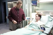 Was tun mit einem Mann (Frank Whaley, r.) , der sich weder an seinen Namen erinnert, noch irgendeine Auskunft über seine Herkunft geben kann? Dr. Houses (Hugh Laurie) Neugier ist geweckt und er übernimmt den Fall des "Spieglers".