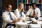Taub (Peter Jacobson, li.), Amber (Anne Dudek) und Cole (Edi Gathegi) versuchen herauszufinden, was die junge Rennfahrerin hat.