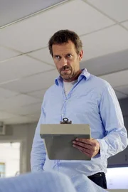 Endlich zeigt Dr. House (Hugh Laurie) mal aufrichtiges Interesse an einem Fall. Doch bevor er der jungen Rennpilotin helfen kann, klopft das CIA an seine Tür.