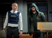 Quentin Lance (Paul Blackthorne, l.) und Oliver Queen (Stephen Amell, r.)