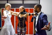 Marie (Cheyenne Pahde, l.) feiert glücklich ihren Erfolg mit Michelle (Franziska Benz) und Moritz (Tijan Nije).