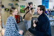 Isabelle (Ania Niedieck) gibt im Interview mit Reporter Lutz Krohn (Jochen Alexander Wigand, r.) und dessen Assistenten (Komparse) an, dass sie sich eine Zukunft mit Finn nicht vorstellen kann.