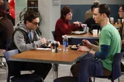 Während Howard Probleme mit seiner Weltraumtoilette hat, ist Leonard (Johnny Galecki, l.) genervt, da Penny ein Date mit Stuart hat. Kann Sheldon (Jim Parsons, r.) ihn beruhigen?