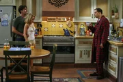 Alan (Jon Cryer, r.), der Melissa (Kelly Stables, M.) nicht verlieren möchte und sie deshalb lange vor Charlie (Charlie Sheen, l.) geheim gehalten hat, bittet seinen Bruder, die Finger von Melissa zu lassen.