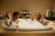 Howard (Simon Helberg) phantasiert in seinen Tagträumen von Katee Sackhoff, Star aus Battlestar Galactica, mit der er ein fiktives Date in seiner Badewanne hat.