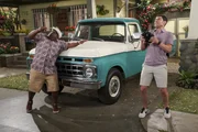 Calvin Butler (Cedric the Entertainer, l.); Dave Johnson (Max Greenfield, r.)